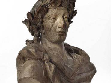 Busta římského imperátora, dřevořezba, výška 80 cm, šířka základny 40 cm. Busta byla uplatněna jako nástavec pravého barokního baldachýnu orloje. Polovina 18. století. Vlastivědné muzeum v Olomouci, inv. č. 998. Foto Pavel Rozsíval. 